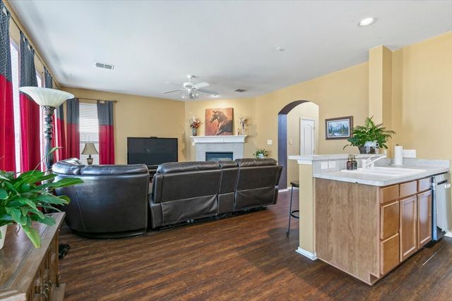 306 Salsbury Drive, Euless, TX 76040