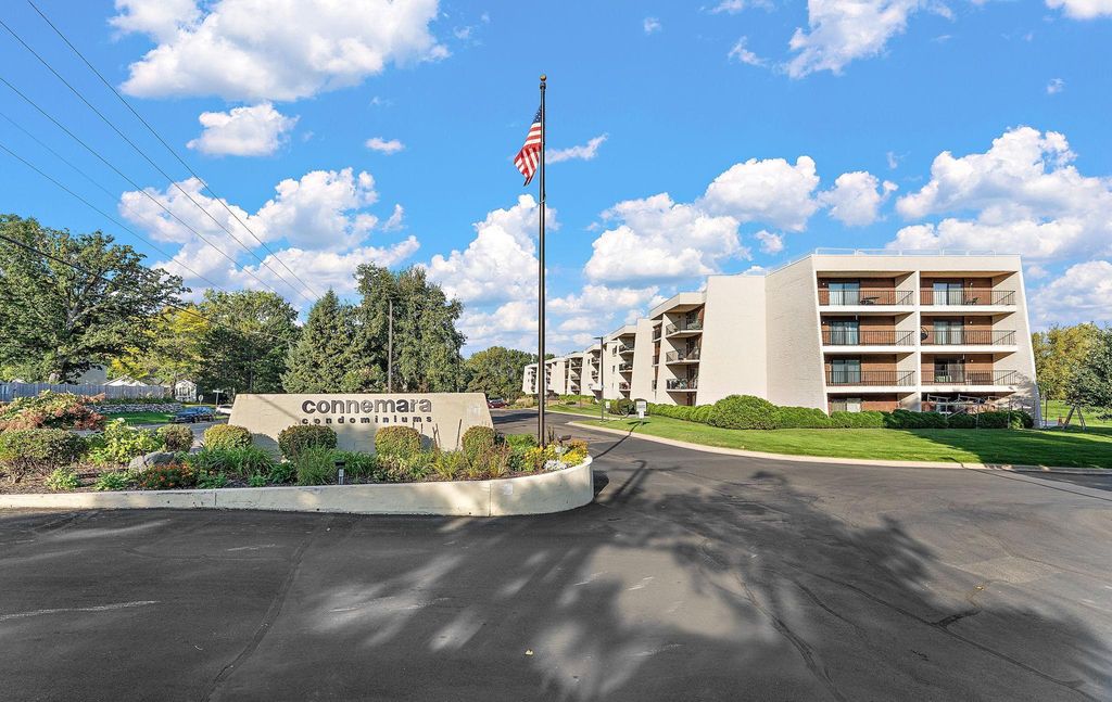 2445 Londin Lane E 310, Maplewood, MN 55119