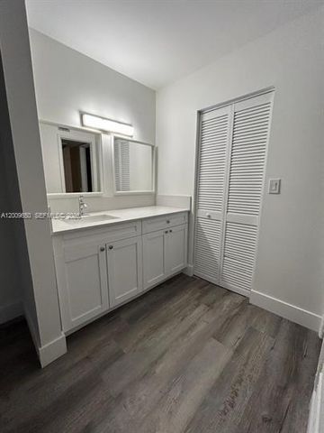 8875 Fontainebleau Blvd 201, Miami, FL 33172