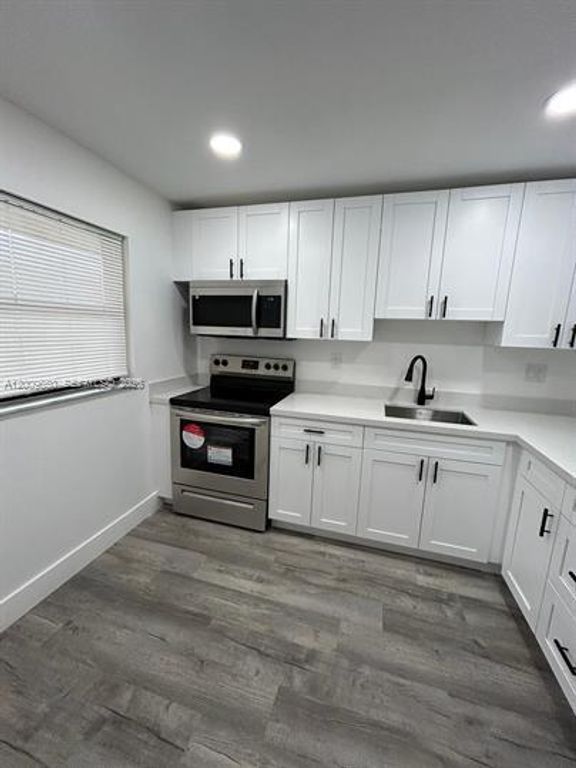 8875 Fontainebleau Blvd 201, Miami, FL 33172