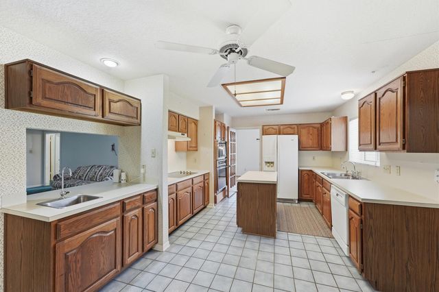 1013 Glenshannon Avenue, Friendswood, TX 77546