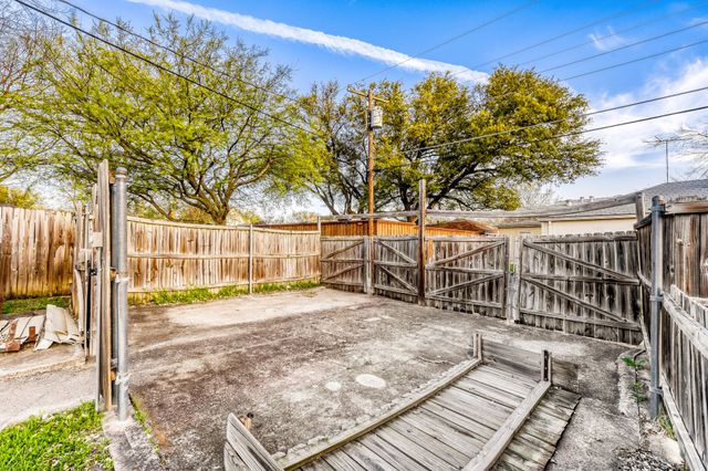 5833 E Mockingbird Lane, Dallas, TX 75206