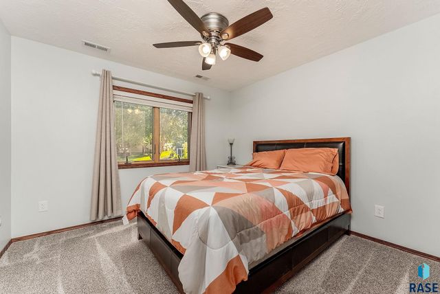 820 E Heatherwood Cir, Brandon, SD 57005