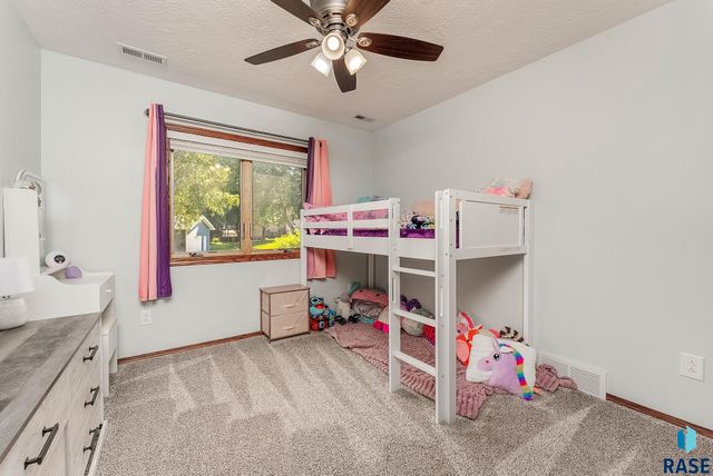 820 E Heatherwood Cir, Brandon, SD 57005