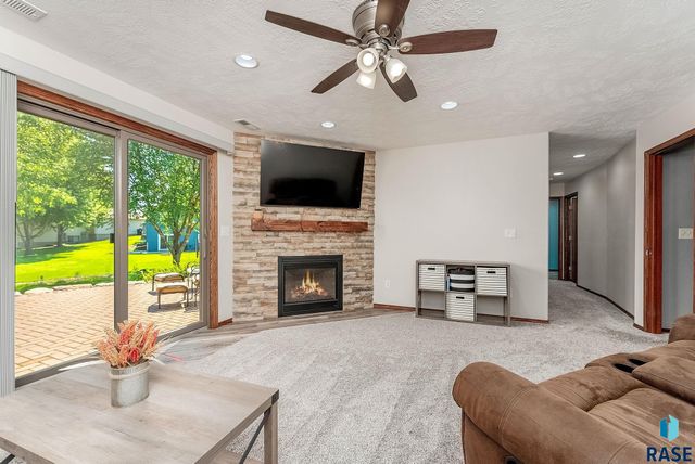 820 E Heatherwood Cir, Brandon, SD 57005