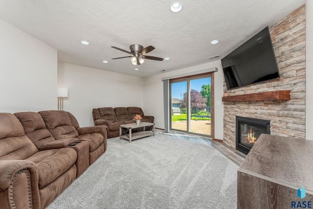 820 E Heatherwood Cir, Brandon, SD 57005