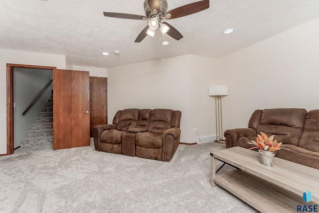 820 E Heatherwood Cir, Brandon, SD 57005