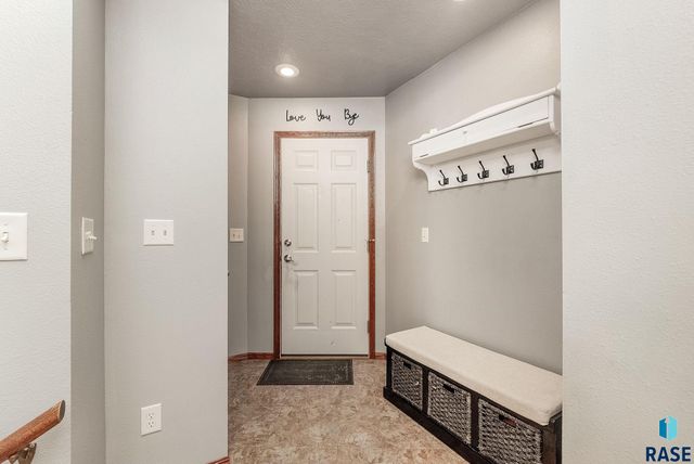 820 E Heatherwood Cir, Brandon, SD 57005