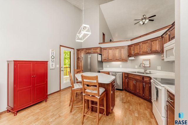 820 E Heatherwood Cir, Brandon, SD 57005