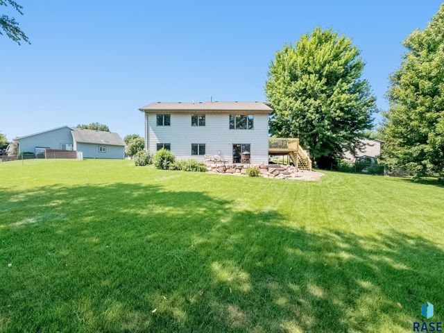 820 E Heatherwood Cir, Brandon, SD 57005