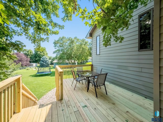 820 E Heatherwood Cir, Brandon, SD 57005