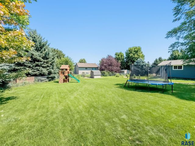 820 E Heatherwood Cir, Brandon, SD 57005