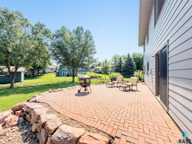 820 E Heatherwood Cir, Brandon, SD 57005