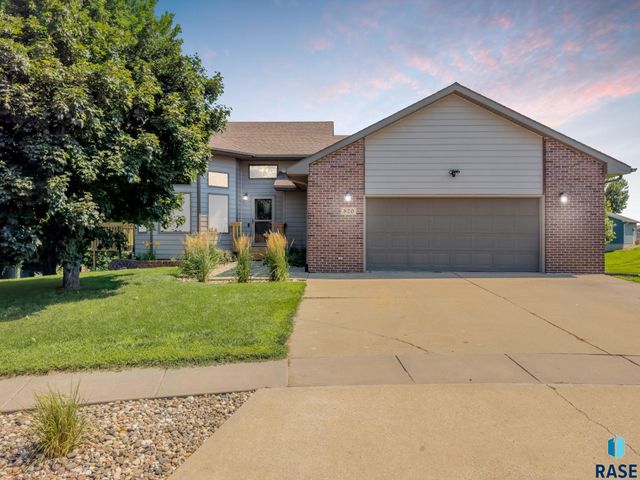 820 E Heatherwood Cir, Brandon, SD 57005