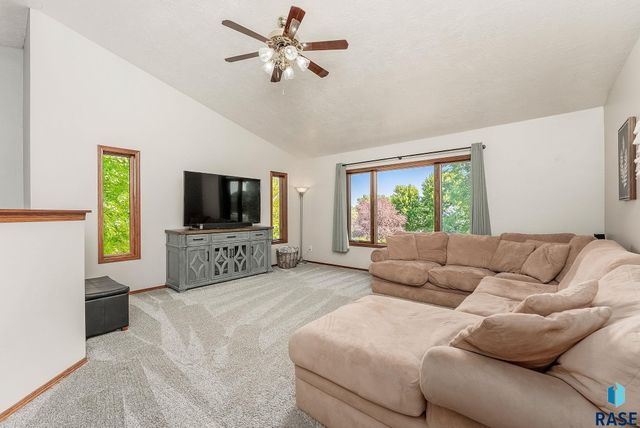 820 E Heatherwood Cir, Brandon, SD 57005