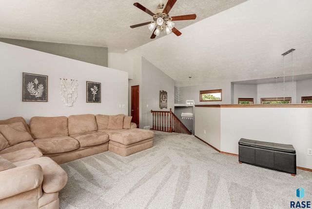 820 E Heatherwood Cir, Brandon, SD 57005