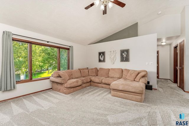 820 E Heatherwood Cir, Brandon, SD 57005