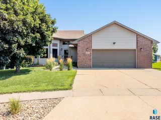 820 E Heatherwood Cir, Brandon, SD 57005