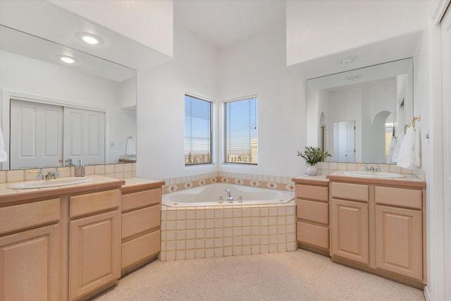 1605 Camino De La Sierra NE, Albuquerque, NM 87112