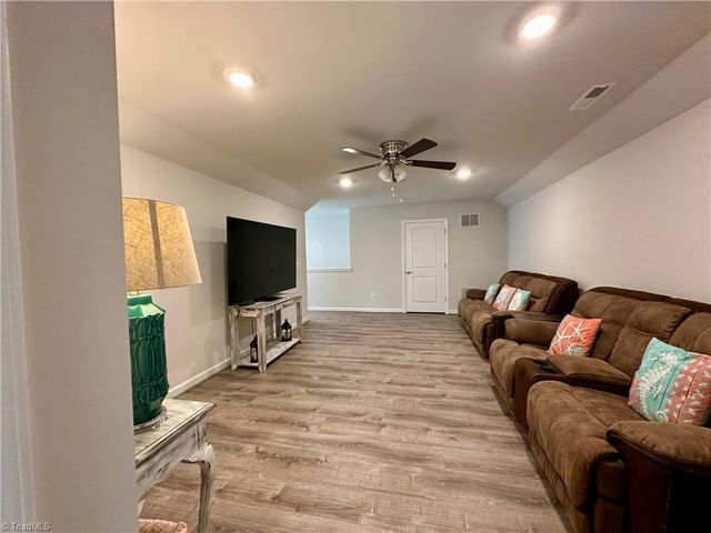 5026 Garnet Hill Drive, Clemmons, NC 27012