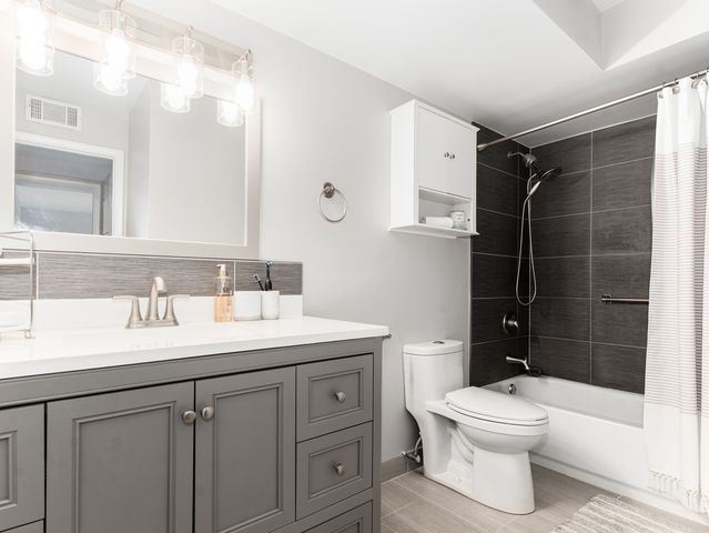 5A Kingery Quarter 102, Willowbrook, IL 60527