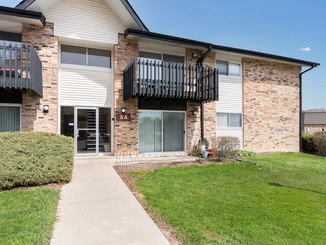 5A Kingery Quarter 102, Willowbrook, IL 60527