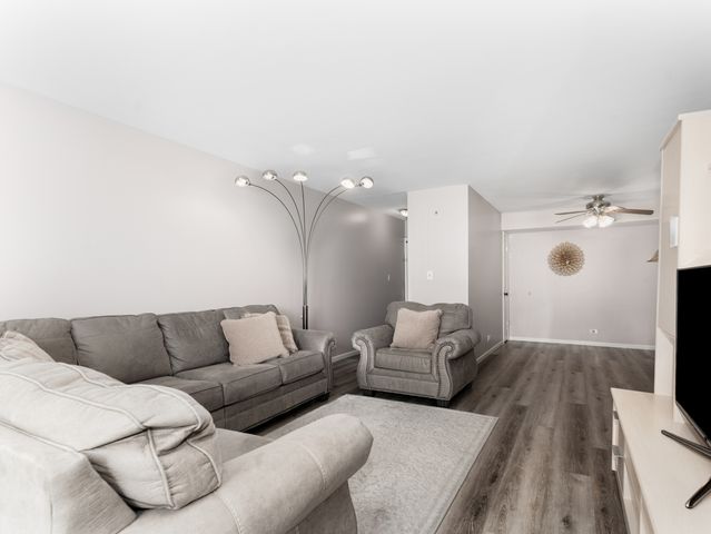 5A Kingery Quarter 102, Willowbrook, IL 60527