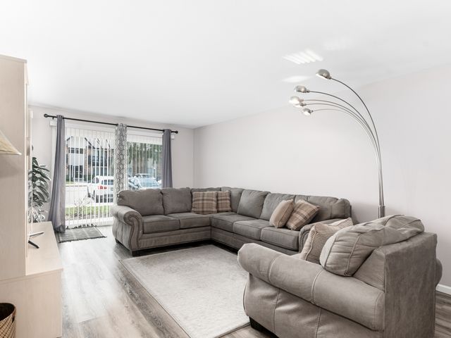 5A Kingery Quarter 102, Willowbrook, IL 60527