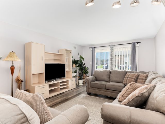 5A Kingery Quarter 102, Willowbrook, IL 60527