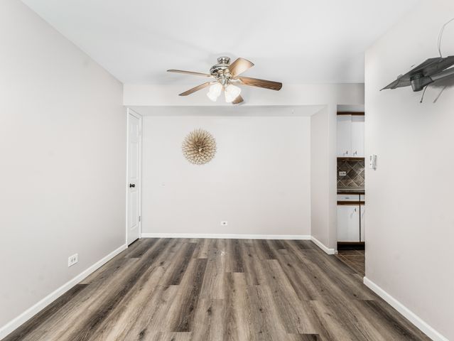 5A Kingery Quarter 102, Willowbrook, IL 60527