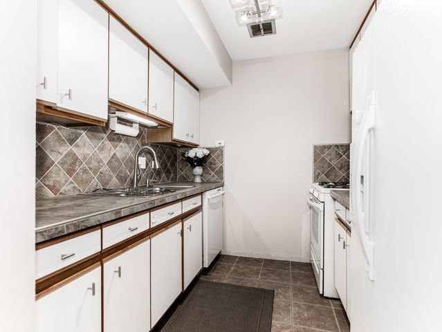 5A Kingery Quarter 102, Willowbrook, IL 60527