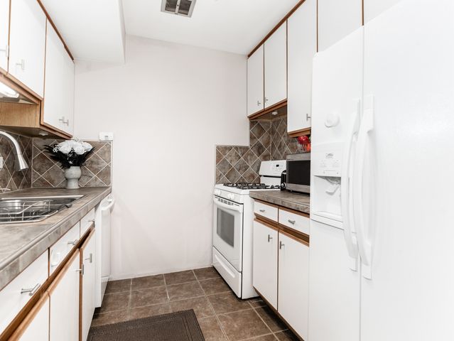 5A Kingery Quarter 102, Willowbrook, IL 60527