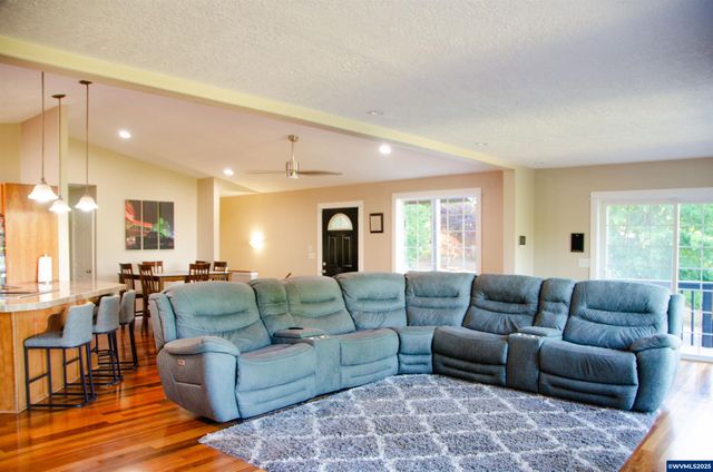 16870 Selden Rd, Dallas, OR 97338