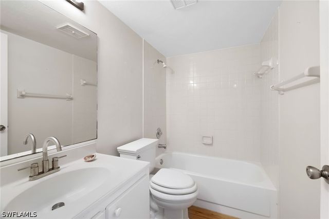 9270 Lake Park DR 101, Fort Myers, FL 33919