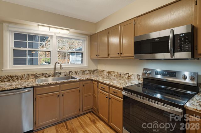 84 Lakeview Court, Brevard, NC 28712