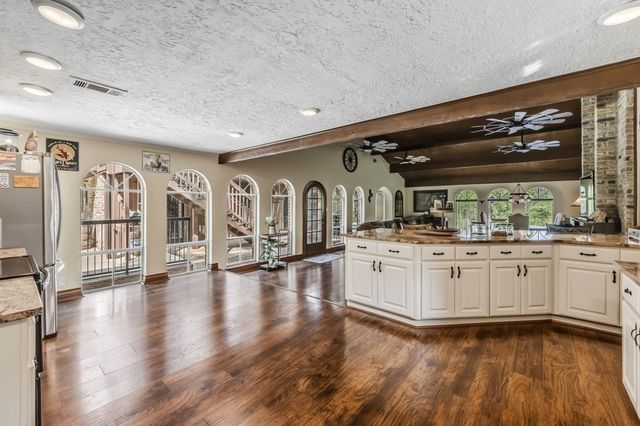 602 Rolling Hills Road, Huntsville, TX 77340