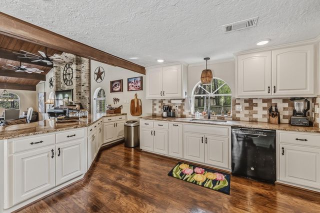 602 Rolling Hills Road, Huntsville, TX 77340