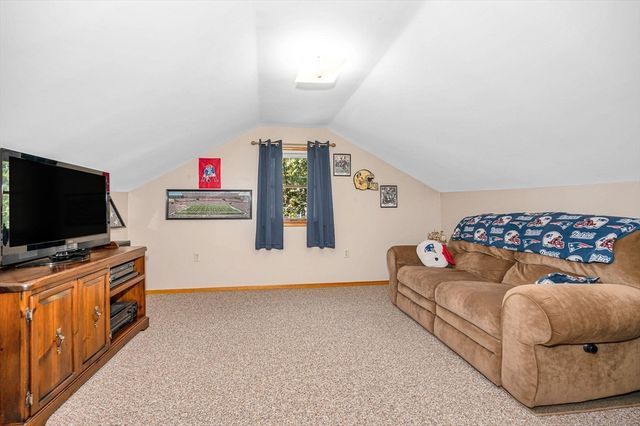 31 Iona Ave, Dracut, MA 01826