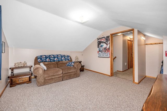 31 Iona Ave, Dracut, MA 01826