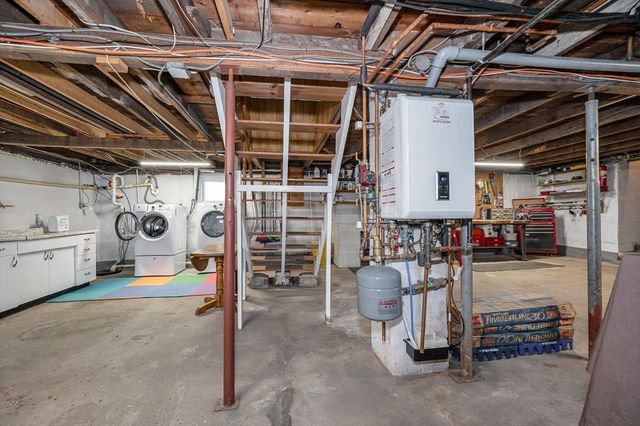 31 Iona Ave, Dracut, MA 01826