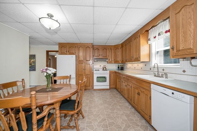 31 Iona Ave, Dracut, MA 01826