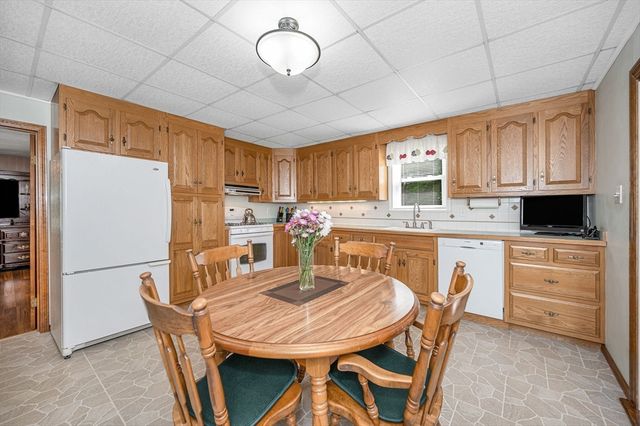 31 Iona Ave, Dracut, MA 01826