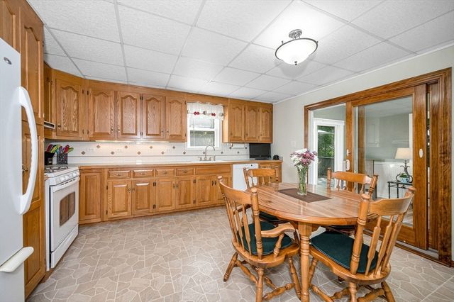 31 Iona Ave, Dracut, MA 01826
