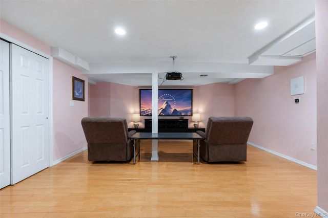 14 Mackay Way, Roslyn, NY 11576