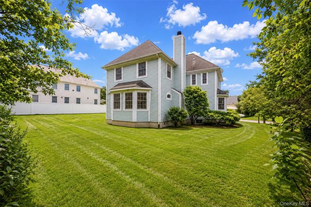 14 Mackay Way, Roslyn, NY 11576