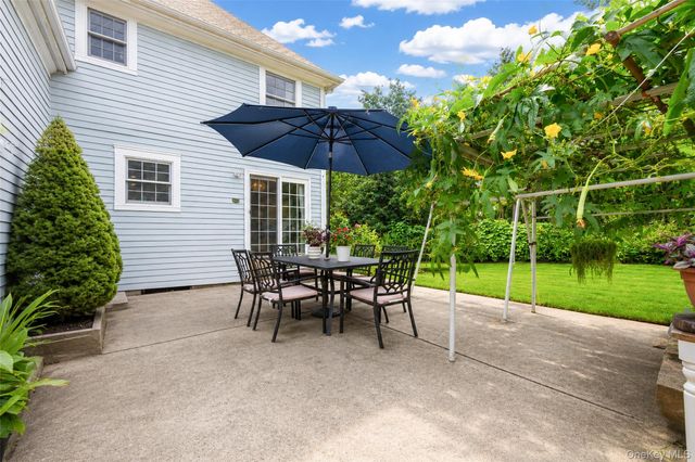 14 Mackay Way, Roslyn, NY 11576