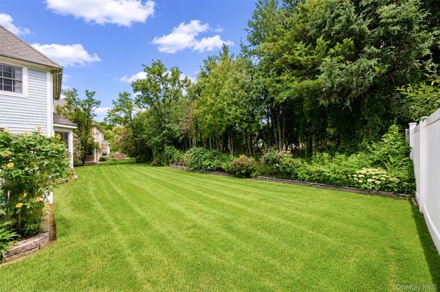 14 Mackay Way, Roslyn, NY 11576