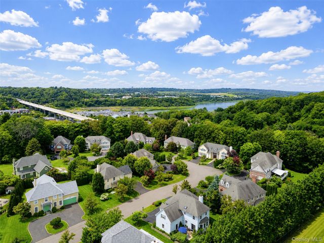14 Mackay Way, Roslyn, NY 11576