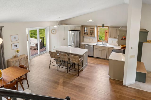 1584 Lake Susan Hills Drive, Chanhassen, MN 55317