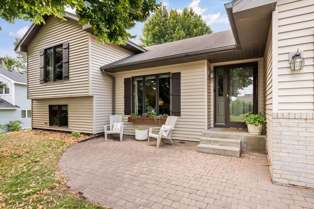 1584 Lake Susan Hills Drive, Chanhassen, MN 55317